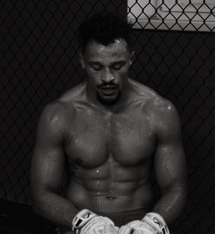 MMA Fighter Karan Mosebach mit Phantom Athletics Boxhandschuhen