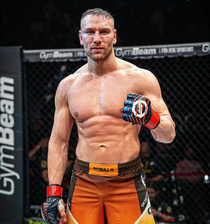 MMA-Fighter Kerim Engizek nach dem Sieg eines Kampfes bei OKTAGON