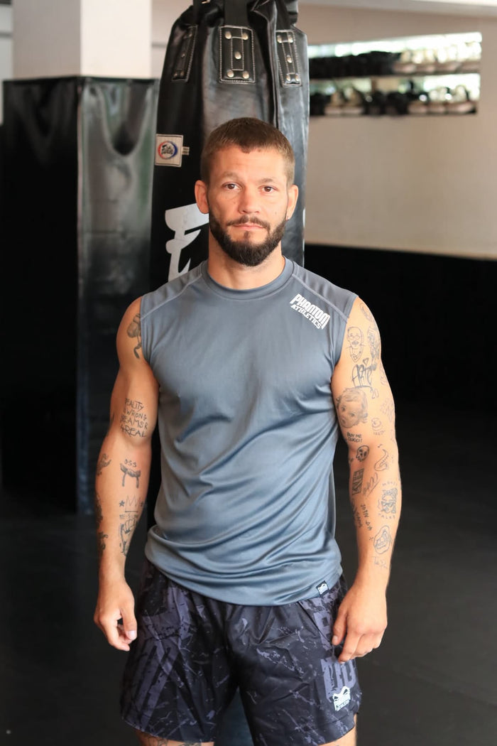 Kickboxer Simon Weidemann mit Phantom Athletics Tanktop Tactic und Fight Shorts im Gym