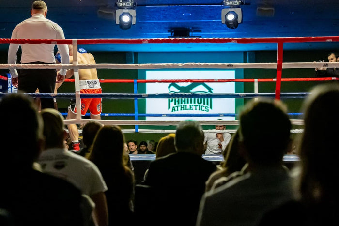 Lewis Boxing Promotion Veranstaltung mit Phantom Athletics Logo auf der Leinwand