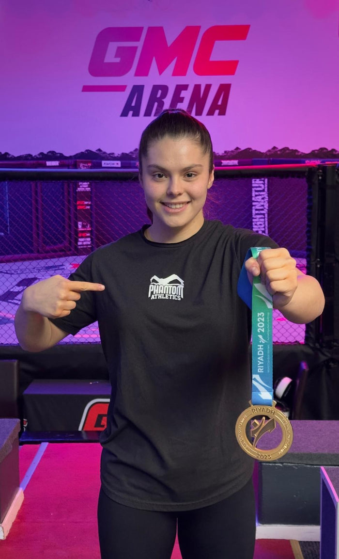 MMA Fighterin Lorena She-Hulk Cubero mit Phantom Team Shirt