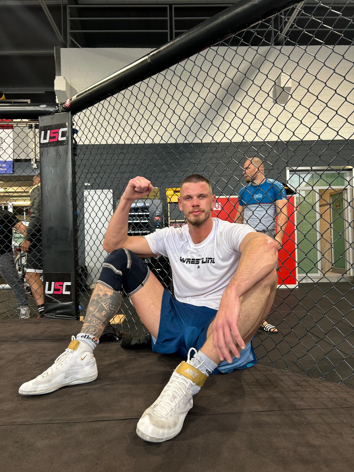 Mixed Martial Arts (MMA)-Fighter Lukas "Hightower" Achterberg mit Phantom Athletics Wrestling T-Shirt und Fight Shorts