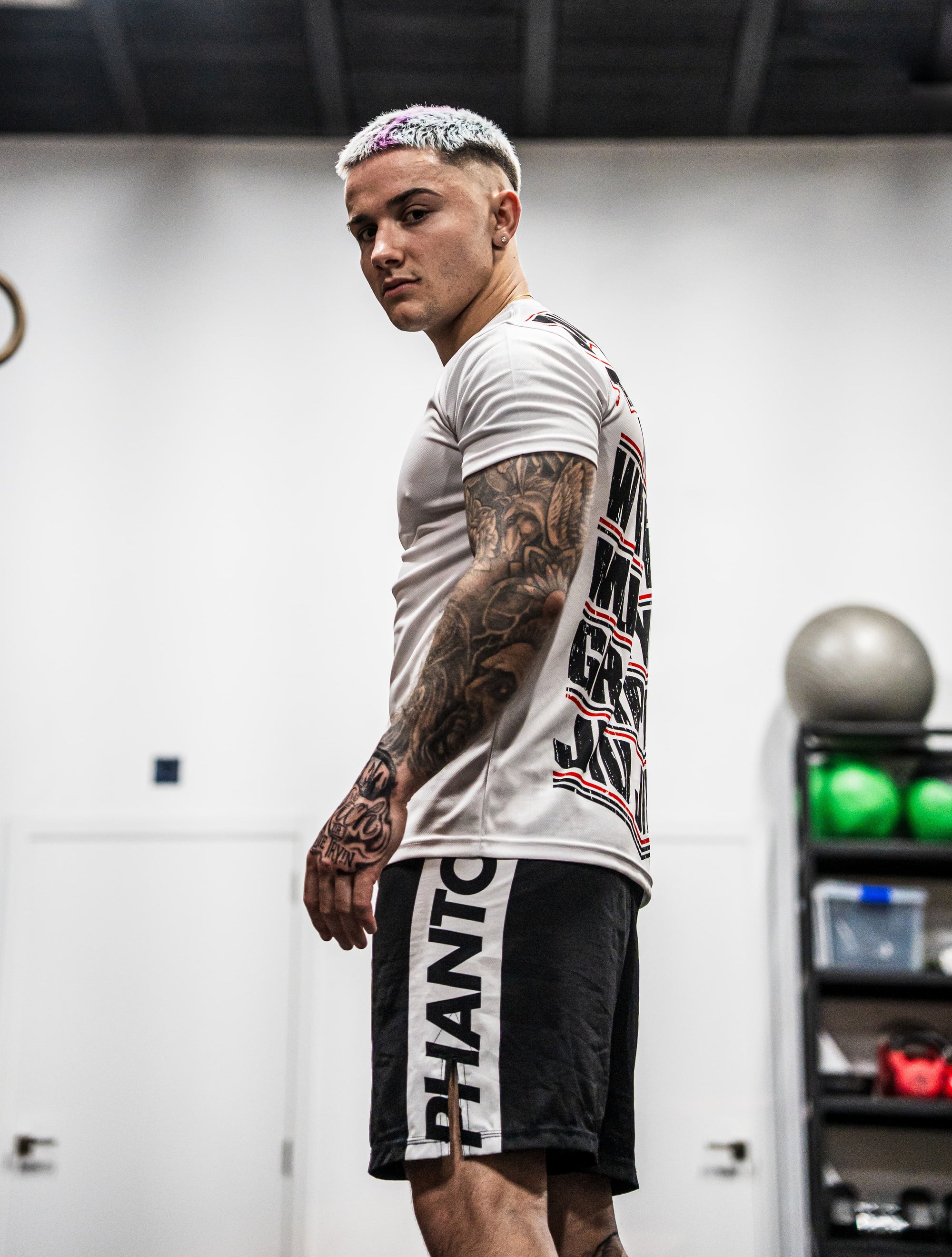 MMA-Fighter Marc "IronMarc" Cervera mit Phantom Athletics T-Shirt und Training Shorts