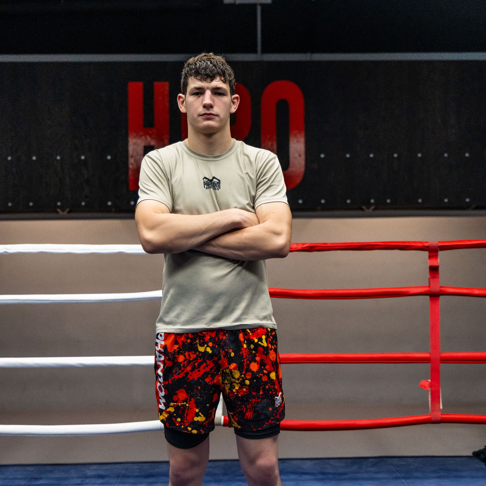 K1-Fighter Marcel "The Austrian Wolf" Kromp mit Phantom Athletics T-Shirt und Training Shorts im Gym