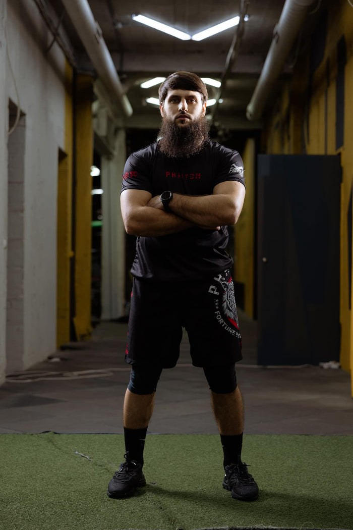 MMA-Fighter Akhmed Akhriev mit Phantom Athletics Rashguard, Training Shorts und Tights
