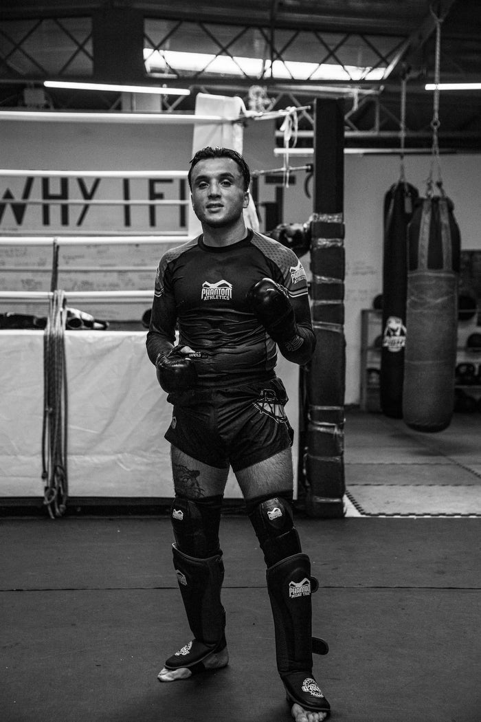 MMA-Fighter Alessandro Giordano mit Phantom Athletics Rashguard, Fight Shorts, MMA-Handschuhen, Schienbeinschutz und Knieschutz im Training
