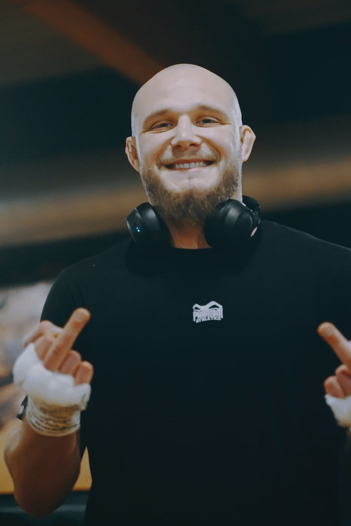 MMA Fighter Alex Wesner im Training mit Phantom T-Shirt