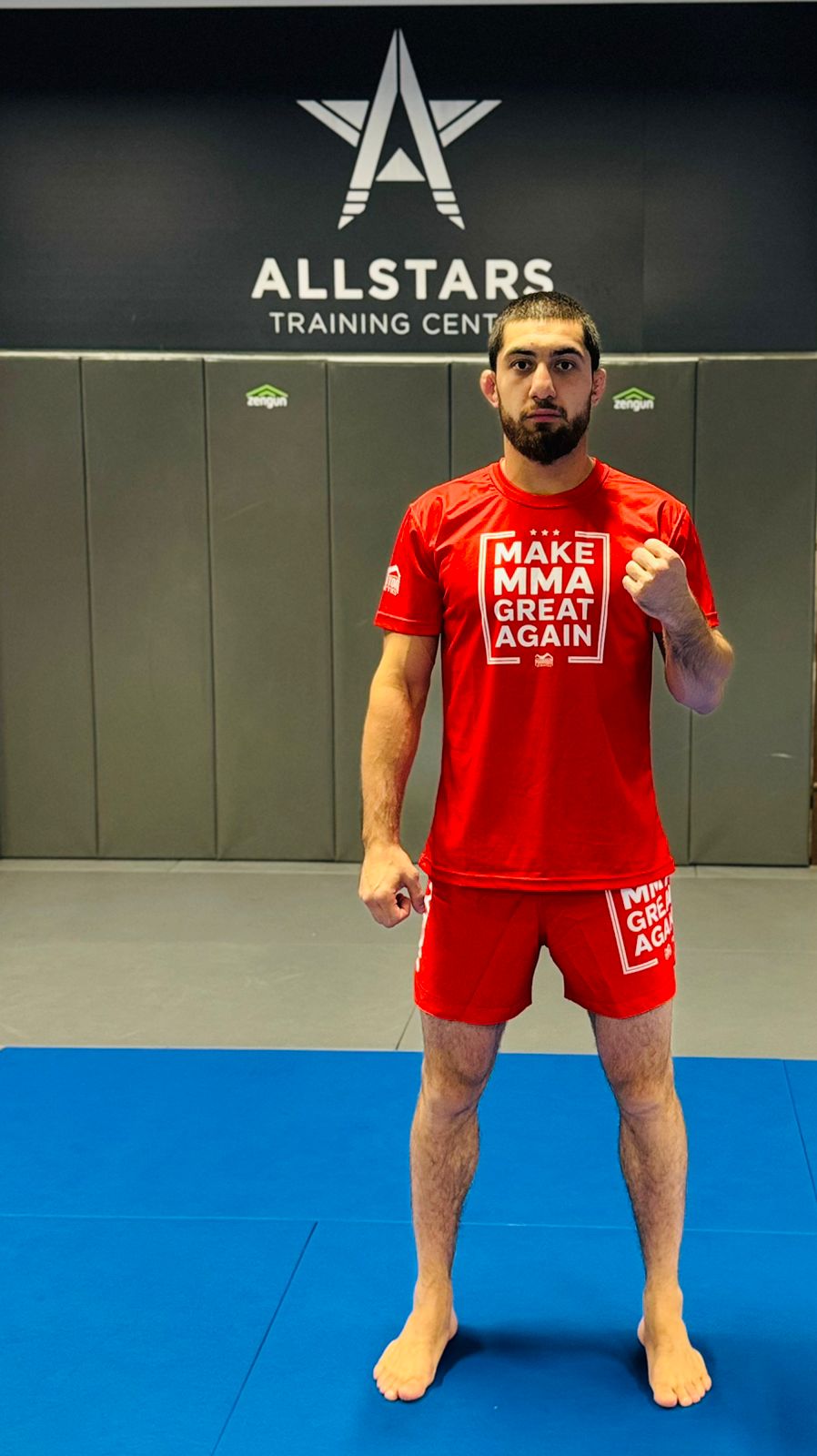 MMA-Fighter Ali "Blackwolf" Guliyev mit Phantom Athletics T-Shirt und Training Shorts