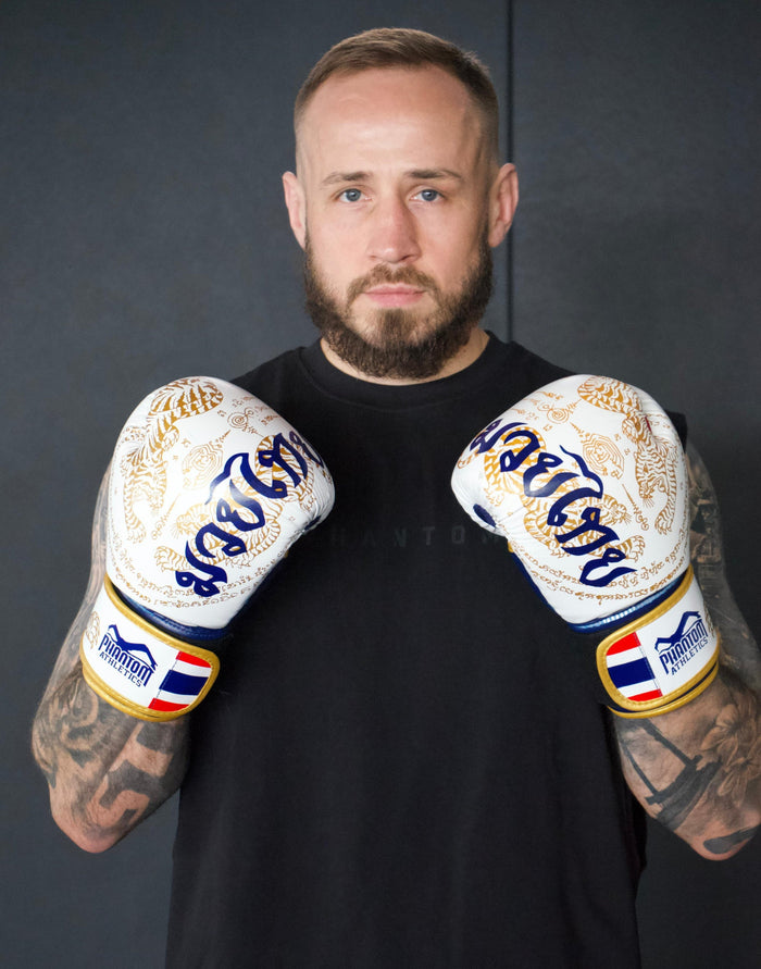 Phantom MMA Fighter Anatolij Baal mit den Phantom Muay Thai Boxhandschuhen