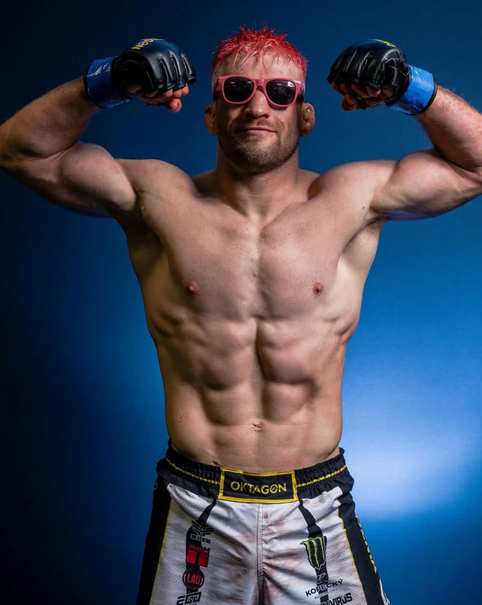 MMA-Fighter David Kozma nach dem Sieg gegen Christian Eckerlin bei OKTAGON 94