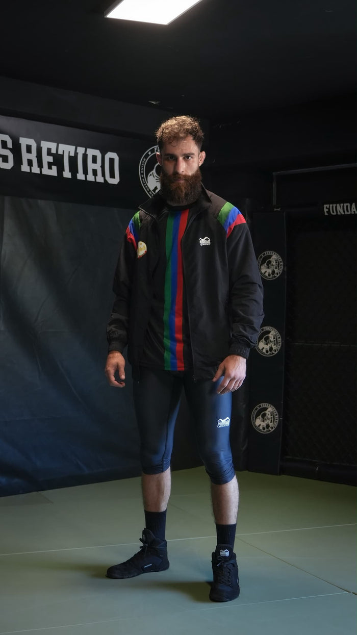 MMA-Fighter David Mora mit Phantom Athletics Trainingsjacke Team Dagestan, Fight Shirt Team Dagestan, Tights und Ringerschuhen im Gym