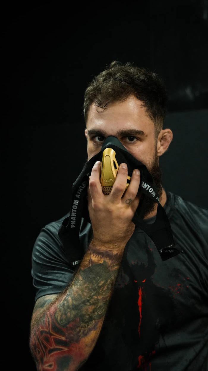 MMA-Fighter David Mora mit der Phantom Trainingsmaske und mit einem Trainingsshirt von Phantom Athletics