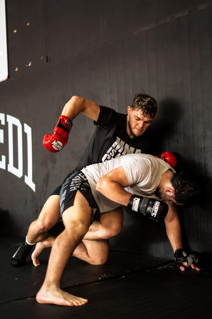 MMA-Fighter Dominik Laritz mit Phantom Athletics T-Shirt, Fight Shorts und MMA-Handschuhen beim Sparring