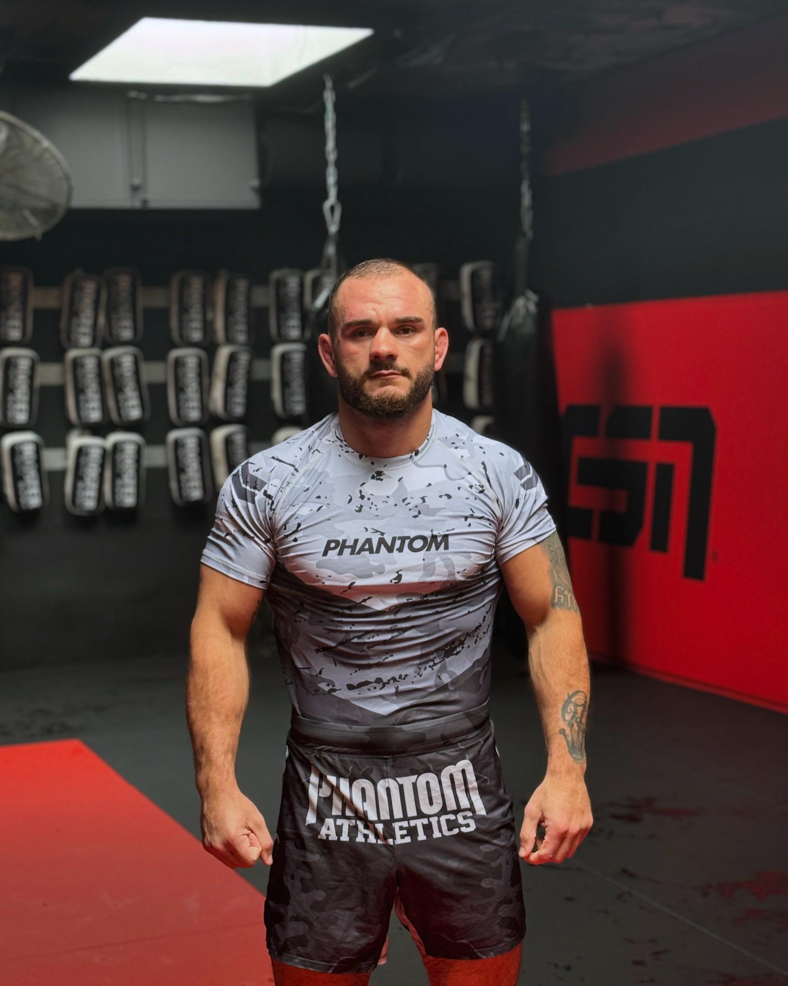 MMA-Fighter Emir-Can "The Turkish Bull" Al mit Phantom Athletics Rashguard und Training Shorts im Gym