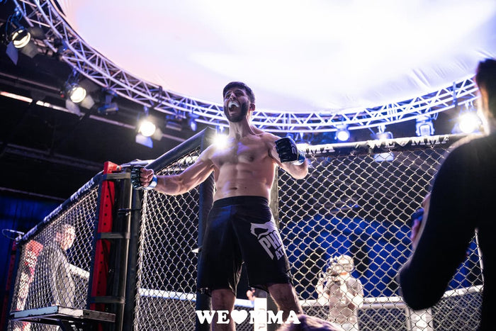 MMA-Fighter Farrukh Babayev mit Phantom Athletics Fightshorts nach einem Sieg bei WELOVEMMA