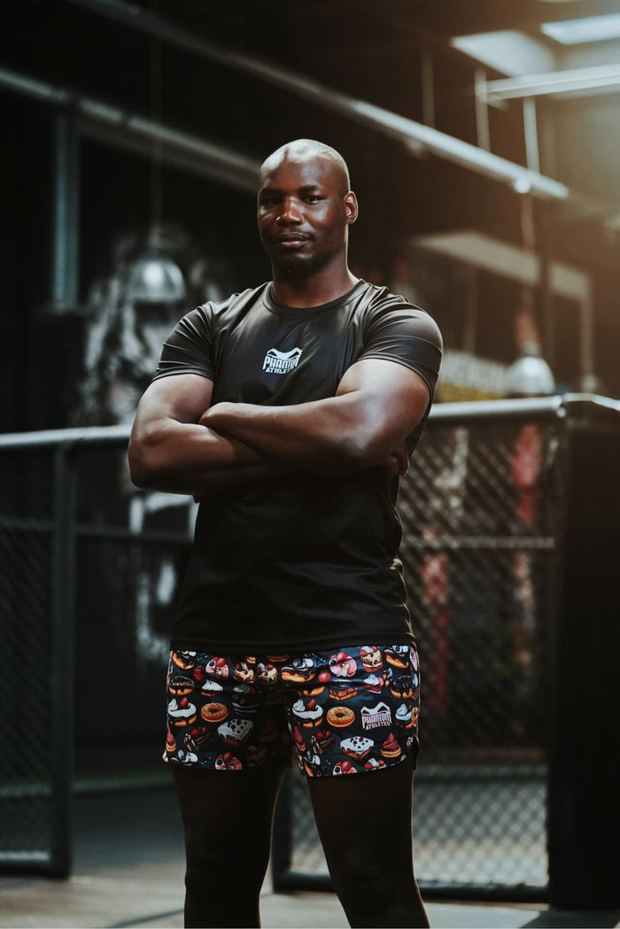 MMA-Fighter Jacky Jeanne mit Phantom Athletics Rashguard und Fight Shorts im Gym