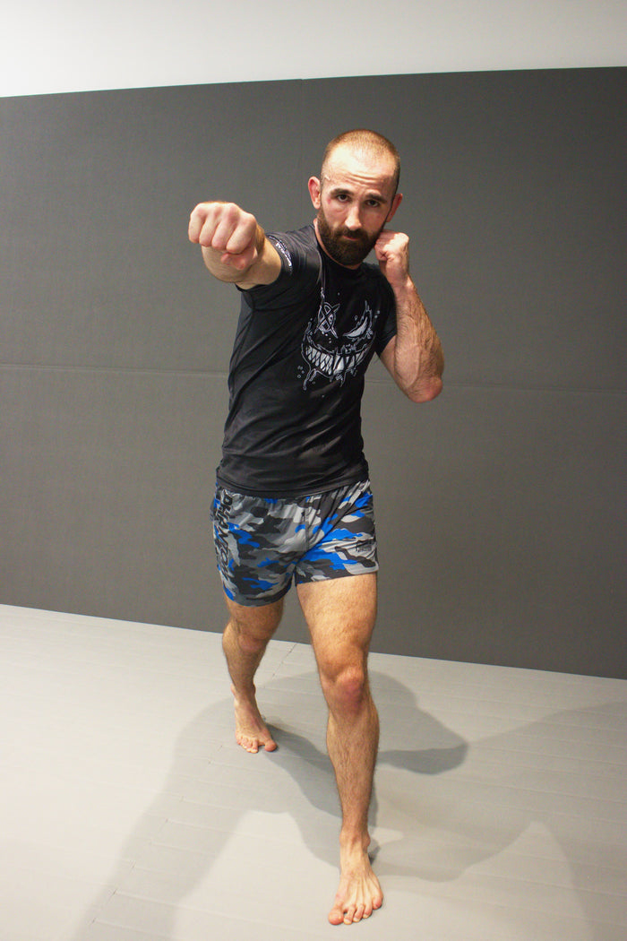 MMA-Fighter Marko Kisic mit Phantom Athletics T-Shirt und Training Shorts im Training
