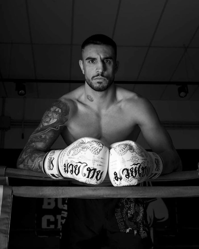 MMA-Fighter Nicolo Solli mit Phantom Athletics Boxhandschuhen Sak Yant und Fight Shorts im Ring