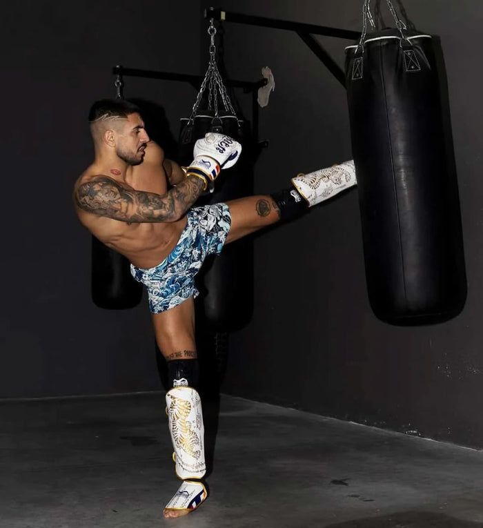 MMA-Fighter Nicolo Solli mit Phantom Athletics Schienbeinschutz, Knieschonern, Boxhandschuhen und Fight Shorts im Training