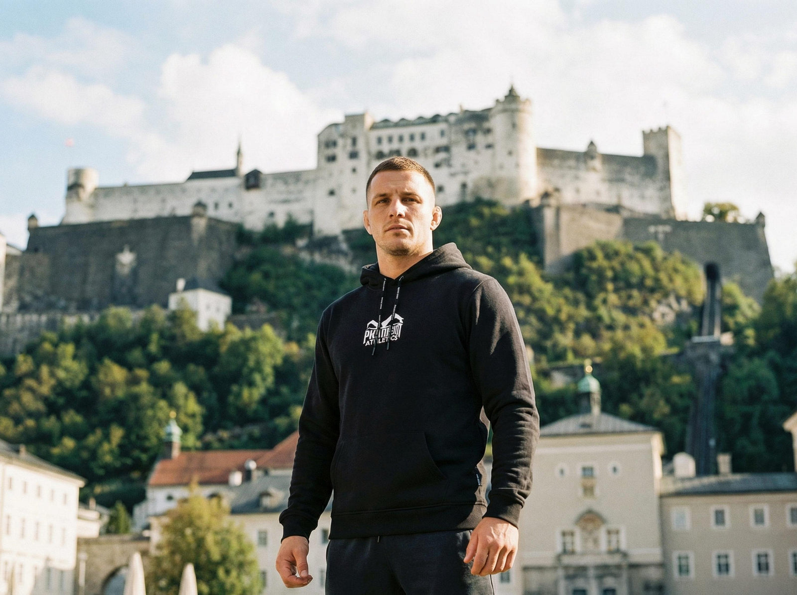 Phantom Athlet mit Phantom Athletics Hoodie in der Altstadt Salzburg