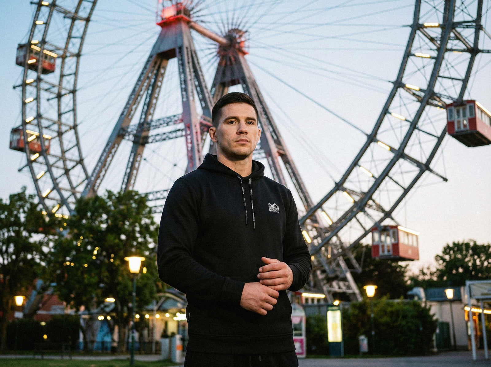 Phantom Athlet mit Phantom Athletics Hoodie vor dem Wiener Riesenrad