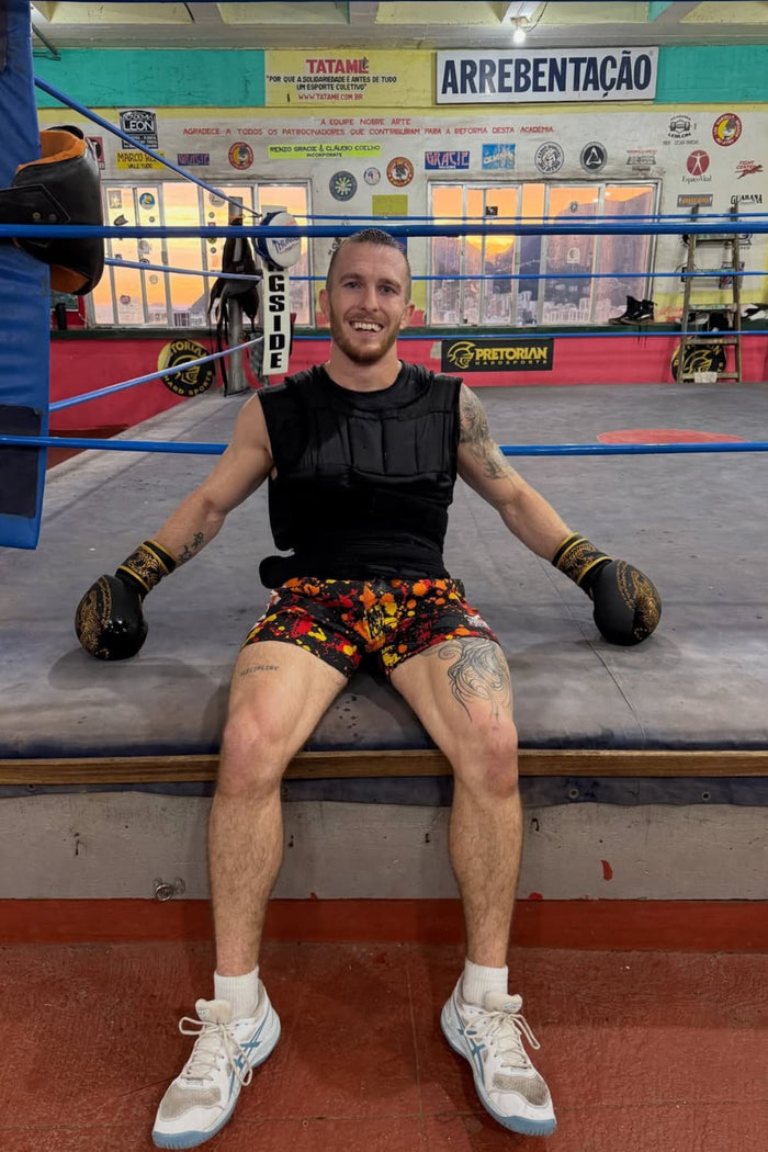 MMA-Fighter Raphael Zippusch mit Phantom Athletics Fight Shorts und Boxhandschuhen Muay Thai in einem Boxgym
