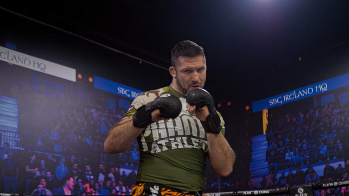 MMA-Fighter William Fleury mit Phantom Athletics Rashguard, Fight Shorts und MMA Handschuhen während dem Training