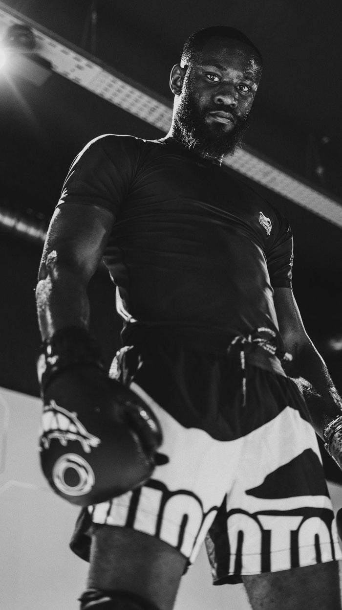 MMA-Fighter Mohamed Soumah mit Phantom Athletics Rashguard, Training Shorts und Boxhandschuhen