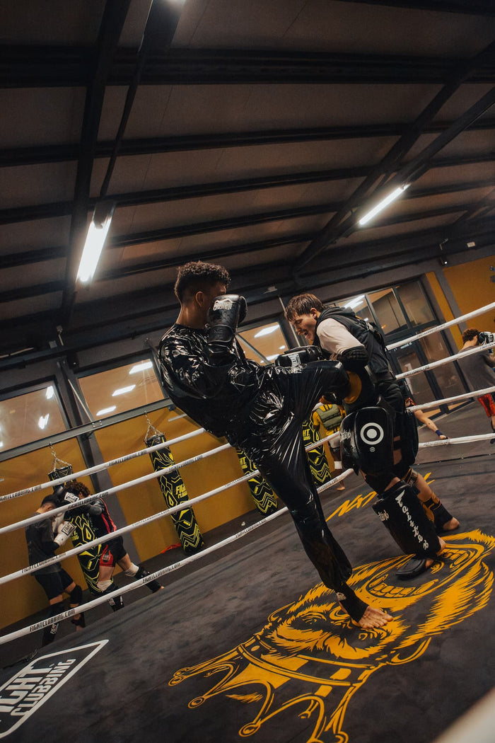K1-Fighter  Moslem Ben Amor mit Phantom Athletics Schwitzanzug, Boxhandschuhen und Knöchelschutz im Training