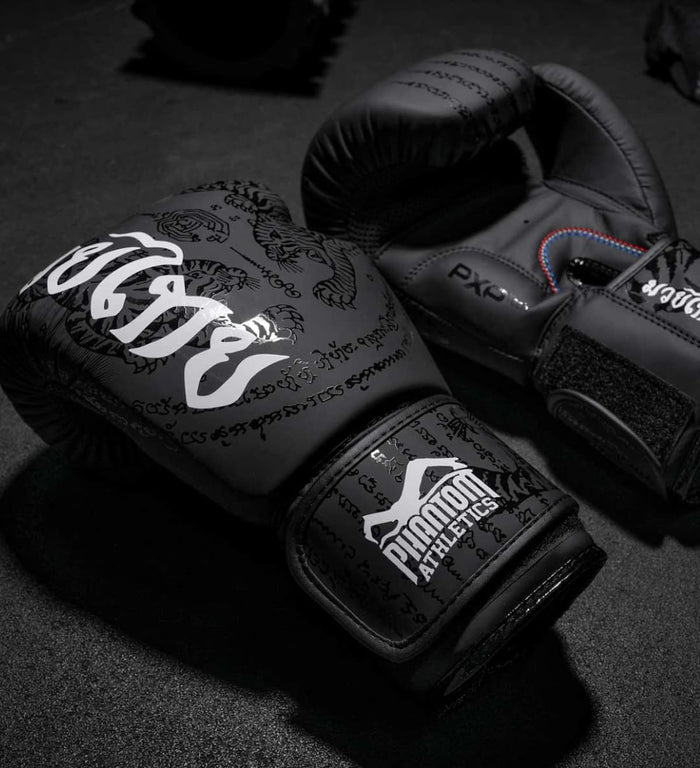 Muay Thai Boxhandschuhe von Phantom Athletics mit Sak Yant Muster in Schwarz