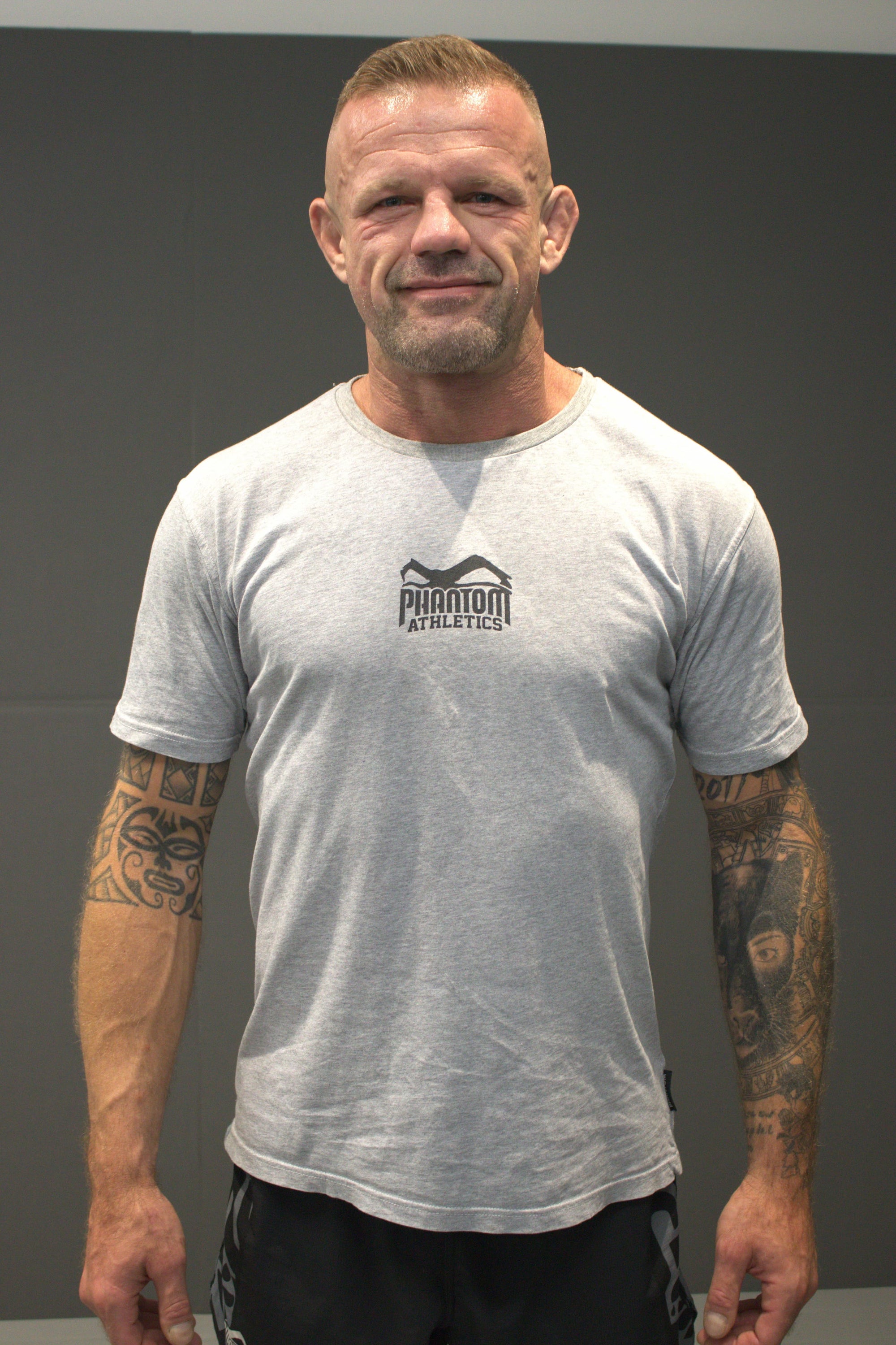Muay Thai-Fighter Adin Buljubasic mit Phantom Athletics T-Shirt und Training Shorts
