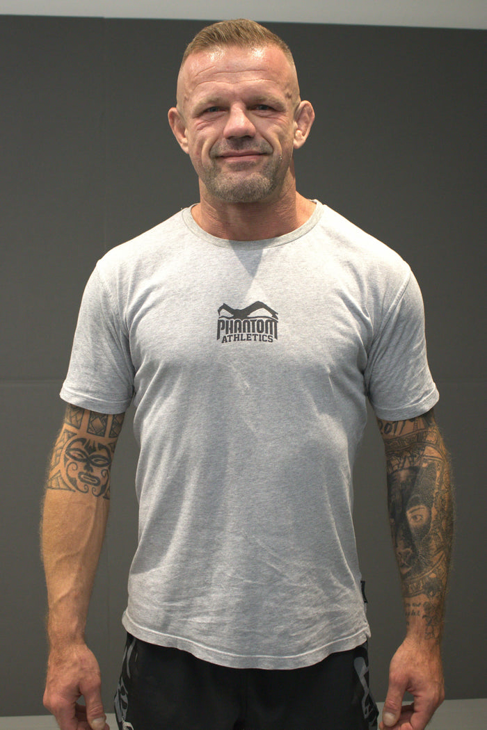 Muay Thai-Fighter Adin Buljubasic mit Phantom Athletics T-Shirt und Training Shorts