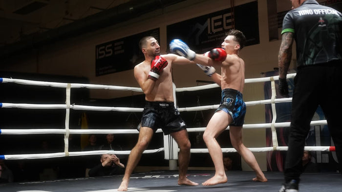 Muay Thai Fighter Ali Atoui mit Phantom Athletics Fight Shorts und Boxhandschuhen bei einem Kampf