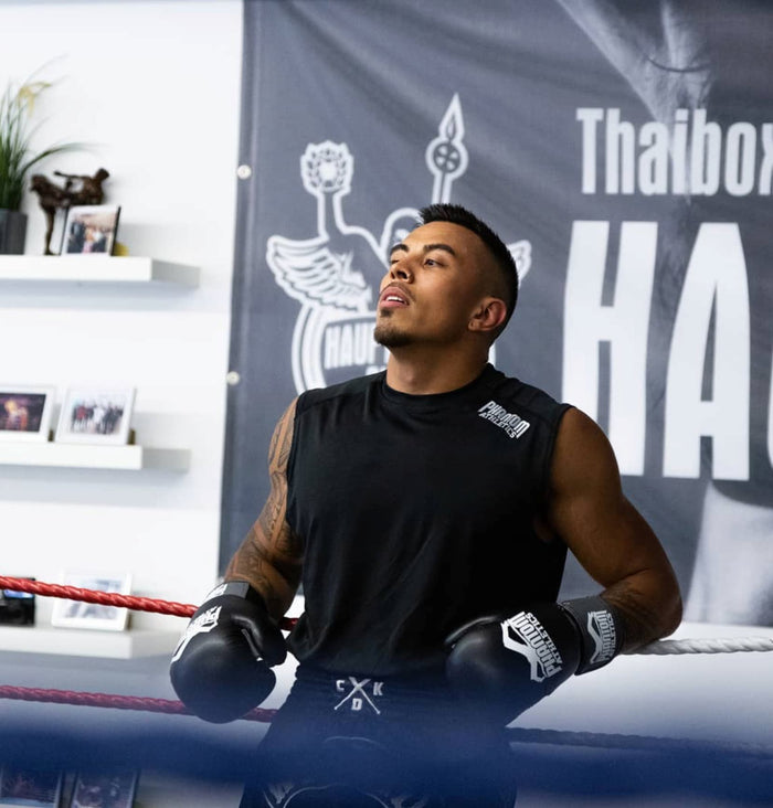  Muay Thai-Fighter Marc Tuffert mit Phantom Athletics Tanktop und Boxhandschuhen im Ring