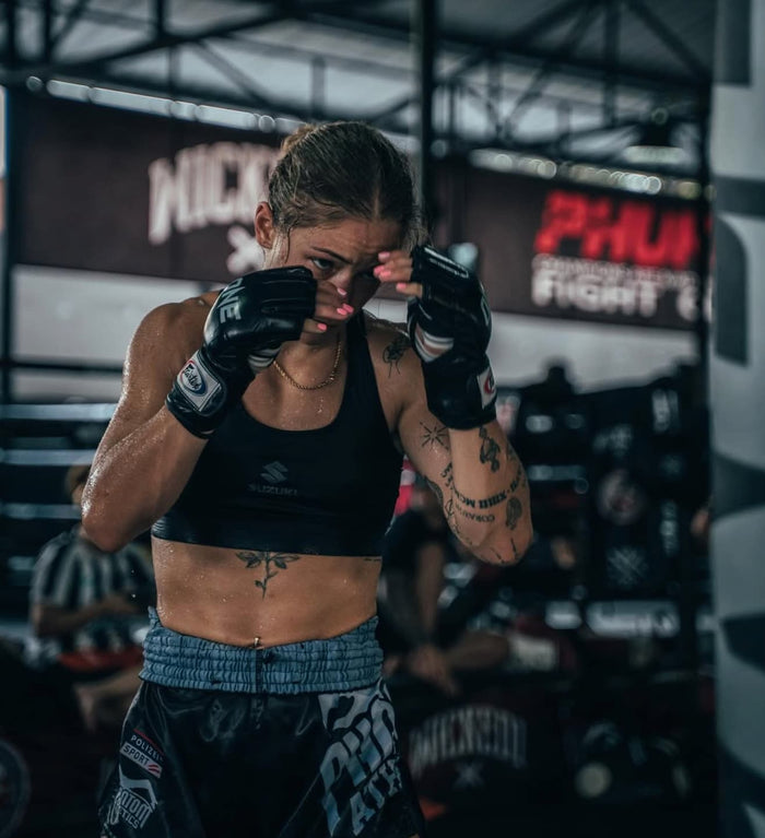 Muay Thai Fighterin Stella Hemetsberger mit Phantom Athletics Training Shorts im Training in Thailand
