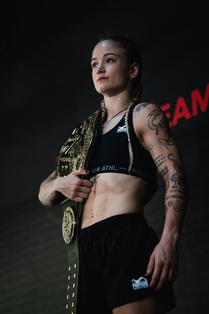 Muay Thai Fighter und ONE-Championship Champ Stella Hemetsberger mit Phantom Athletics Sports Bra und Fight Shorts bei einer Pressekonferenz