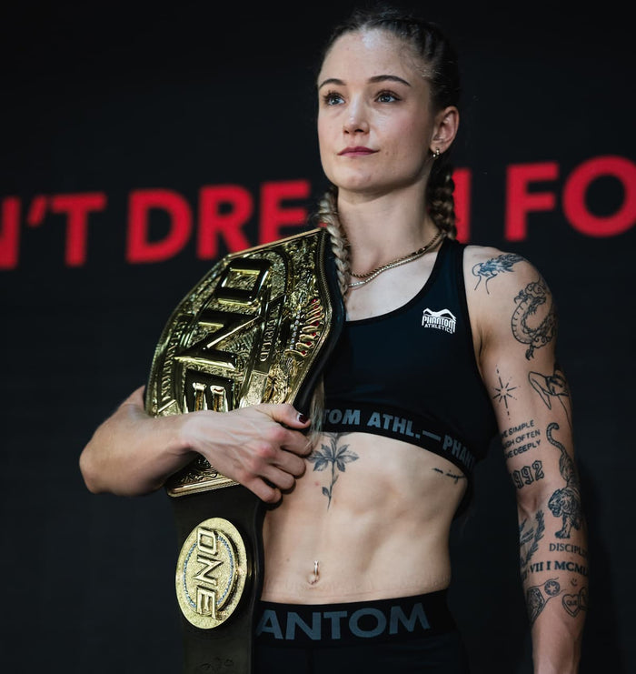 Muay Thai Kämpferin Stella Hemetsberger mit Phantom Athletics Sports Bra, Fight Shorts und ONE Championship Gürtel