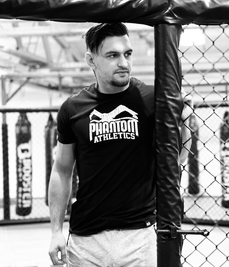 MMA Fighter Niko Serbezis im Oktagon beim Training.