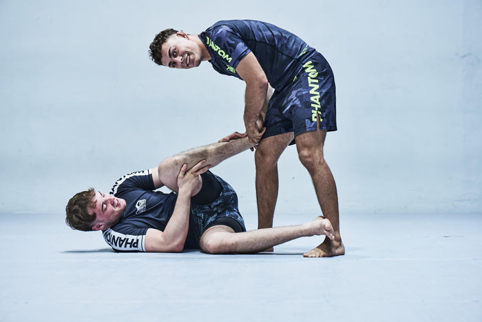 BJJ-Fighter Paul Kretschmer mit seinem Trainingspartner in Phantom Athletics Rashguard und Training Shorts 