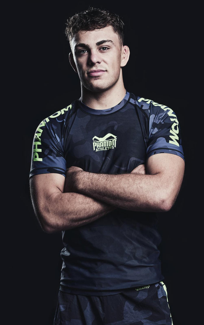 Brazilian Jiu-Jitsu (BJJ)-Fighter Paul Kretschmer mit Phantom Athletics Rashguard und Fight Shorts