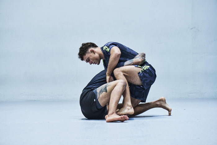 Brazilian Jiu-Jitsu (BJJ)-Fighter Paul Kretschmer mit seinem Trainingspartner im Training