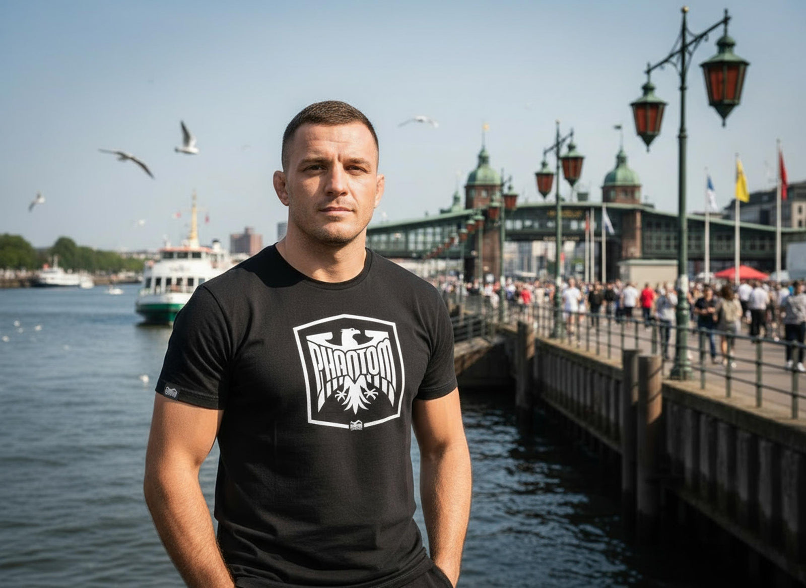 Phantom Athlet mit Phantom Athletics Germany T-Shirt am Hamburger Hafen