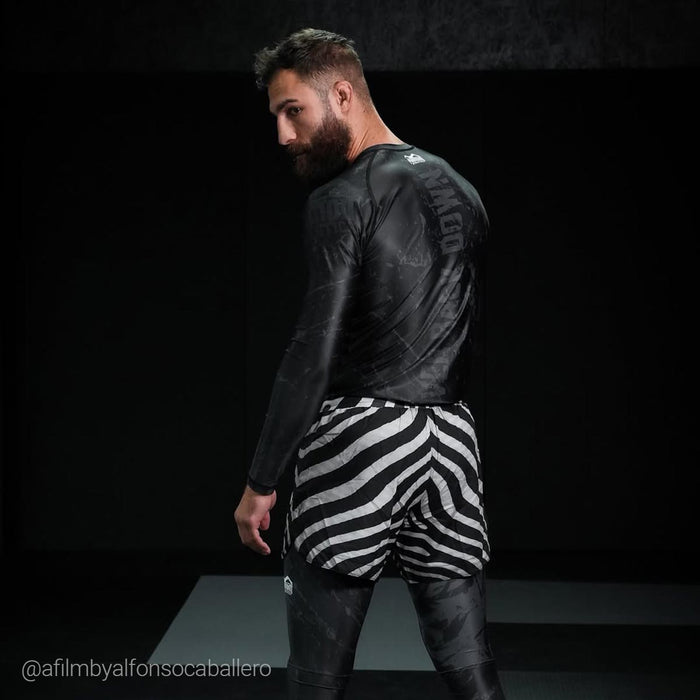 MMA-Fighter David Mora Jiminez mit Phantom Athletics Rashguard, Tights und Fight Shorts