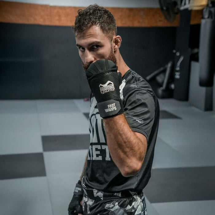 MMA-Figher David Mora Jiminez mit Phantom Ahletics T-Shirt, Training Shorts und Fast Wraps im Gym