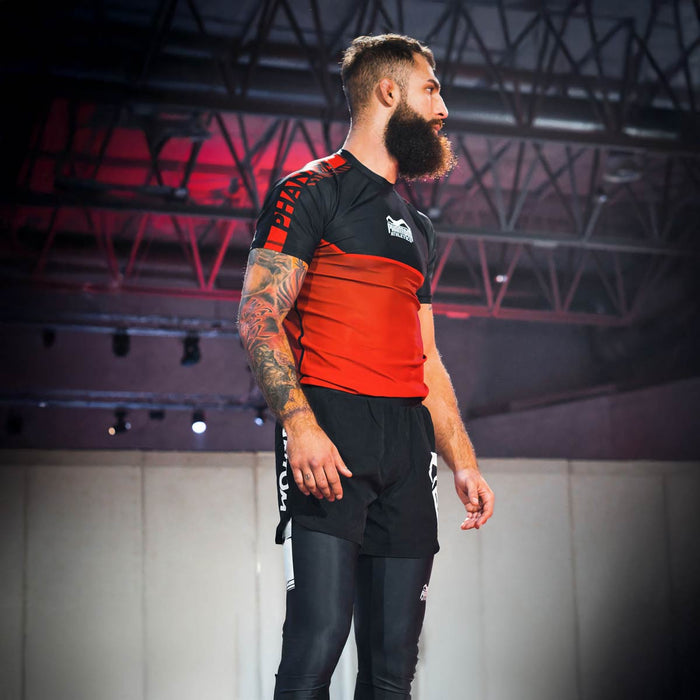 MMA-Fighter David Mora Jiminez mit Phantom Athletics Rashguard, Fight Shorts und Tights im Gym