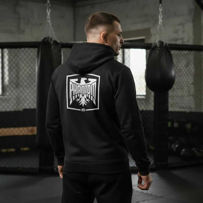 Kampfsport-Athlet mit Phantom Athletics Hoodie im Gym