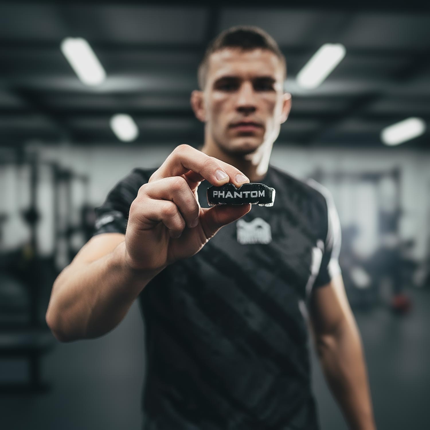 Kampfsport Athlet  mit Phantom Athletics Zahnschutz APEX in Schwarz