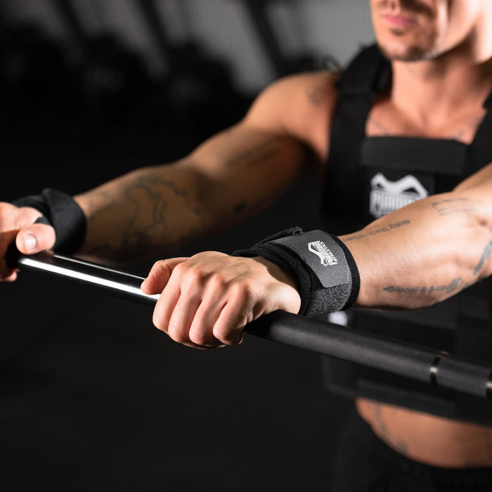 Kampfsportathlet mit Phantom Athletics Gewichtsweste und Bandagen im Gym