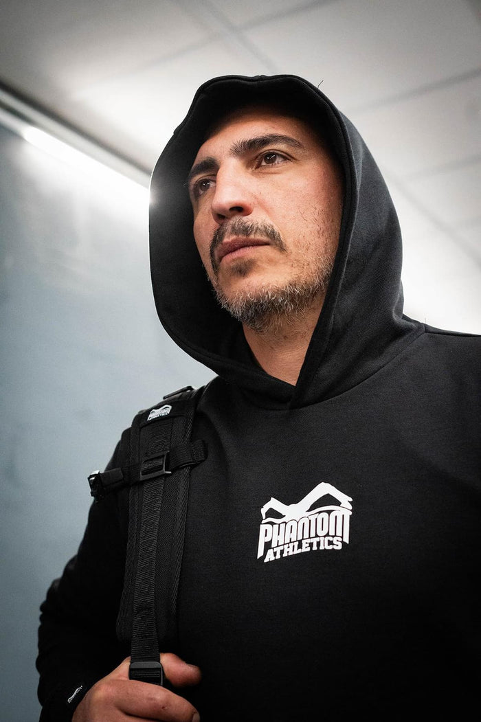 Ringer Pietro Piscitelli mit Phantom Athletics Hoodie und Rucksack