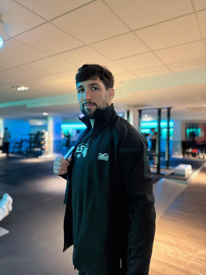 Ringer Johnny Just Bur mit Phantom Athletics Trainingsjacke und T-Shirt im Gym